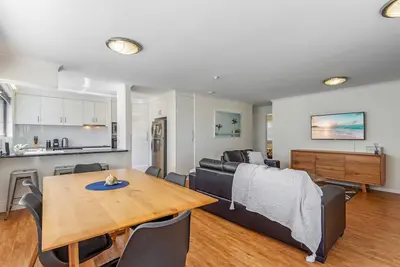 Image de Cosy 2-Bedroom Seaside Unit Steps from Beach