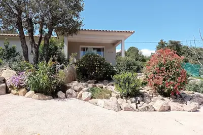 Image de Mini villa 4 personnes très belle vueà 2 mn des piscines naturelles avec piscine