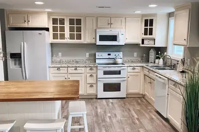 Image de Cheerful Cottage Nestled on Beautiful Witmer Lake