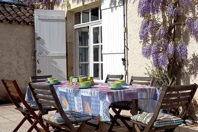 Image de Spacious cottage with comfort and 2 terraces on quiet estate