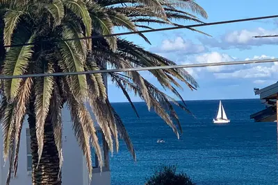 Image de Seaview apartment directly across from the beach