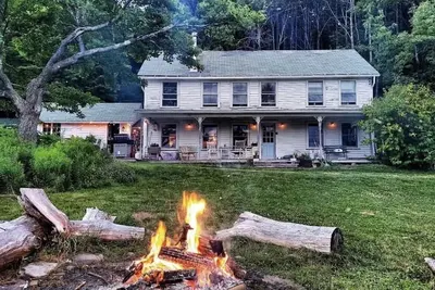 Image de Historical Catskill mountains Farmhouse with Hiking, Fire Pit, Hot Tub, King bed