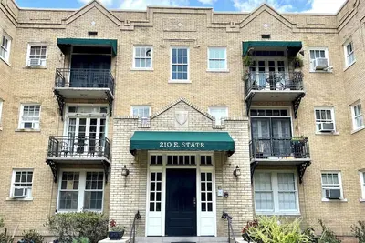 Image de Super Cute Condo 12: People Watching Downtown Sav