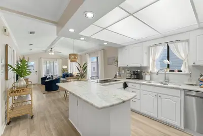 Image de Cozy family vacation in Panama City Beach with golf cart, private beach, pools