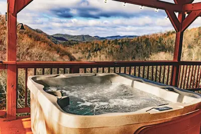 Image de Breathtaking Views! New Hot Tub~Game Room~3 King Beds~Close to Cades Cove