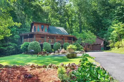 Image de Bear Necessities - 3 Bedrooms, Sleeps 12, Hot Tub, Arcade Room, Theater Room