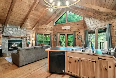 Image de Romantic cabin in the woods with private hot tub and WiFi