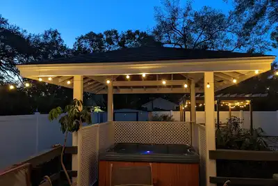 Image de Heaven and Hot Tub in the Heights - 3br Bungalow