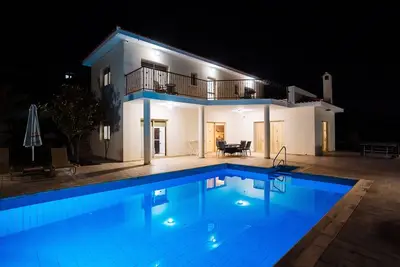 Image de Gorgeous Cyprus Villa | Eframia Ena | 3 Bedrooms | Private Pool & Beautiful Sea Views | Paphos