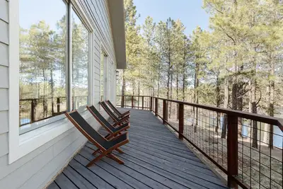 Image de Modern Greer Lake House with Hot Tub