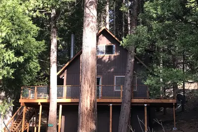 Image de Vintage Pinecrest cabin with Huge deck- 5 minutes to Pinecrest Lake