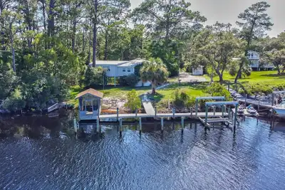Image de Home on Carrabelle River with a dock