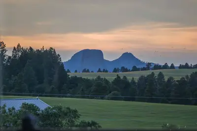 Image de Peaceful home with breath-taking views of Devils Tower & room to roam