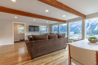 Image de Remodeled beach house with panoramic views of Gastineau Channel