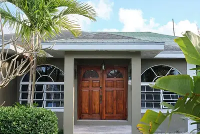 Image de Spacious Tropical Getaway 🌴 - 3 mins from airport and beach