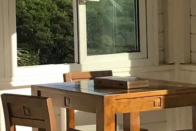 Image de Logement Haut de villa avec jardin et vue mer