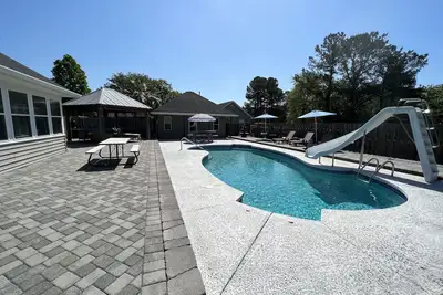 Image de 3 bedroom, private heated pool, hot tub & less than 20 minutes from the beaches!