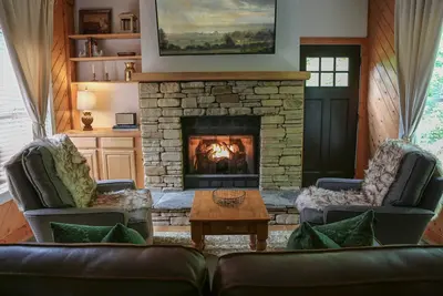Image de Highlands, Nc - Cozy fireplace 3 min to posh Main Street, or majestic Dry Falls!