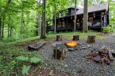 Image de Cabin Oasis | Wooded Home Near Asheville with Fire Pit