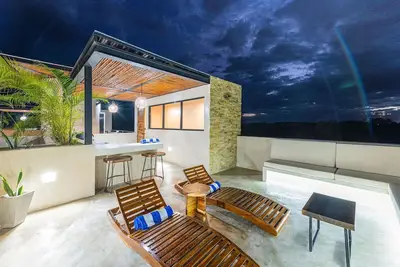 Image de 2-Bed Penthouse • Private Rooftop Pool • 1, 873 sq ft Jungle Views