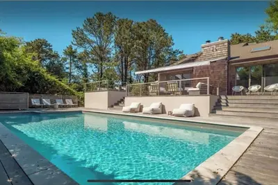 Image de Private Southampton, Sun Filled, Open Layout Home