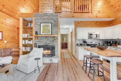 Image de *New* Bluebird Hill w/ Wifi, Fire Pit & Hot Tub