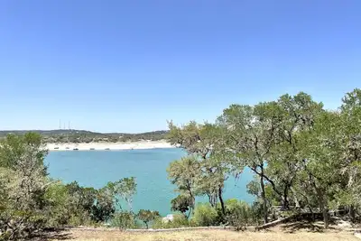 Image de Serene Waterfront Getaway on Medina Lake