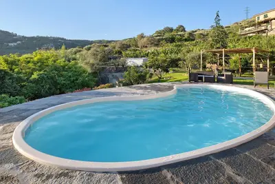 Image de Appartement 'Casa Chicken - Mare, Monti et Bikers' avec vue montagne, piscine partagée et Wi-Fi