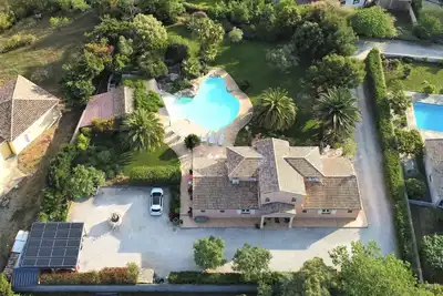 Image de Propriété de 3300 m2, Vue dominante, Piscine lagon de 130 m2 et Jacuzzi 4/6pers