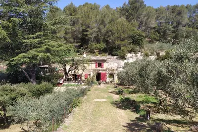 Image de Cabanon provençal avec jacuzzi et terrain pétanque