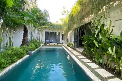 Image de 2br Villa W/Closed Living room Located In Berawa - 4Min Drive To The Beach!