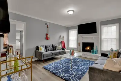 Image de Cozy Graceland Hot Tub Retreat 3bd/2Bath 🎶🎸