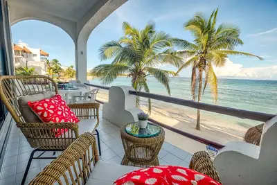 Bright and comfortable beachfront condo on Half Moon Bay