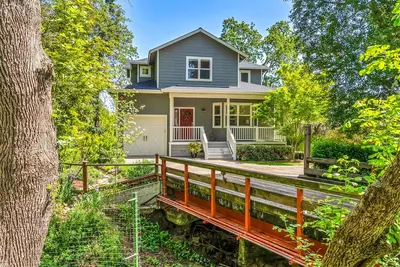 Image de Creekside Cottage ~ Gorgeous cottage just 3 blocks from the Historic Sonoma Plaz
