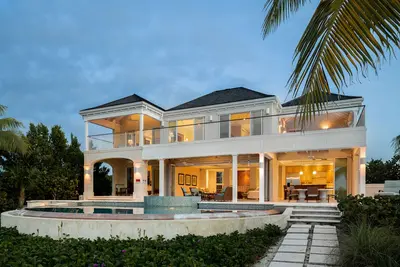 Image de Luxury Beachfront Villa on Exquisite Beach, crystal Water. In Sandcastle Estates