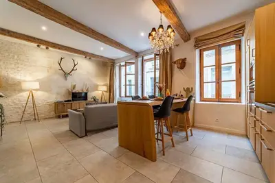 Image de L'élégance de la Maison Carrée - Une Nuit à Nîmes