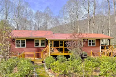 Image de Peaceful Mountain Cabin Nestled on 3. 5 Acres - Multi-Tier Deck, Creek Access!