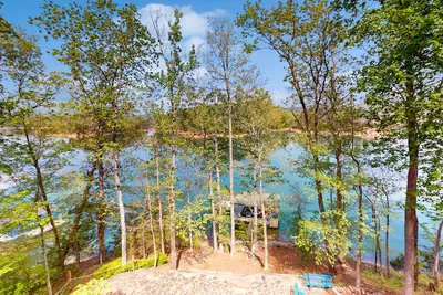Image de Lakefront home with private dock, 3 boat slips, fantastic bunk house & decks