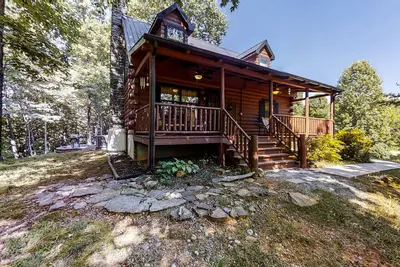 Image de Cozy cabin near Norris Lake with a porch, firepit, gas fireplace & jetted tub