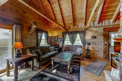 Image de 3-story lakefront rustic cabin w/pool table, private hot tub, gas fireplace, A/C