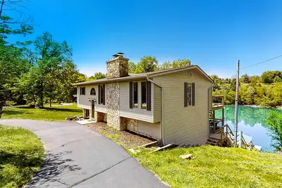 Image de Waterfront retreat w/deck, wood fireplace, gas grill, lake views, gas grill, W/D