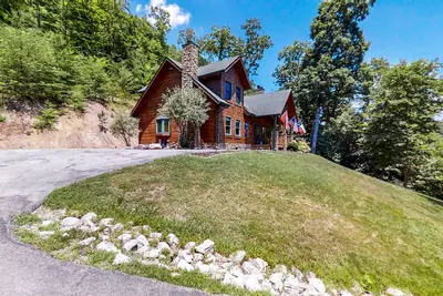 Image de Lake view dog-friendly cabin w/private deck, gas grill, wood fireplace, and W/D