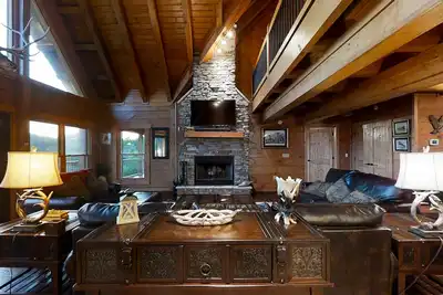 Image de Three-story lake-view cabin with private hot tub, pool table, fireplace & Ac