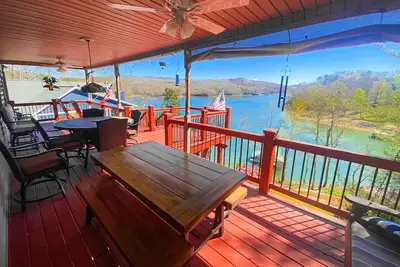 Image de Scenic 6br lakefront home in cove with private dock, boat slips, hot tub-Dogs ok