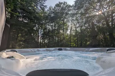 Image de Wooded Retreat: 3 Bed/3 Bath, Hot Tub, A/C, Fire Pit, Ping Pong + Yard Games