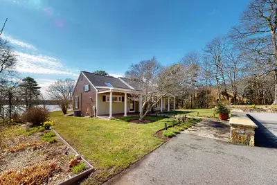 Image de Wonderful waterfront getaway with furnished deck, pond access, kayaks & WiFi