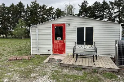 Image de 12 miles from Emporia Ks. Campaign/cabin