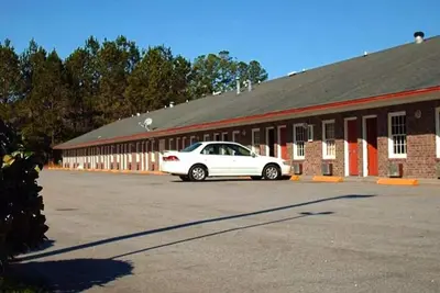Image de Experience Small Town America! Budget-Friendly Accommodation! Free Parking!