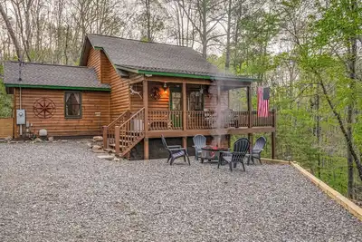 Image de Dreamy wooded escape w/2 decks, resort access, WiFi, gas grills, hot tub/pool