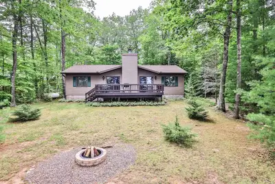 Image de Lakefront home with firepit, screened porch, WiFi, central Ac, and kayaks
